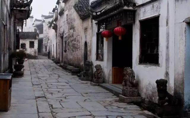 救援时尚的女孩